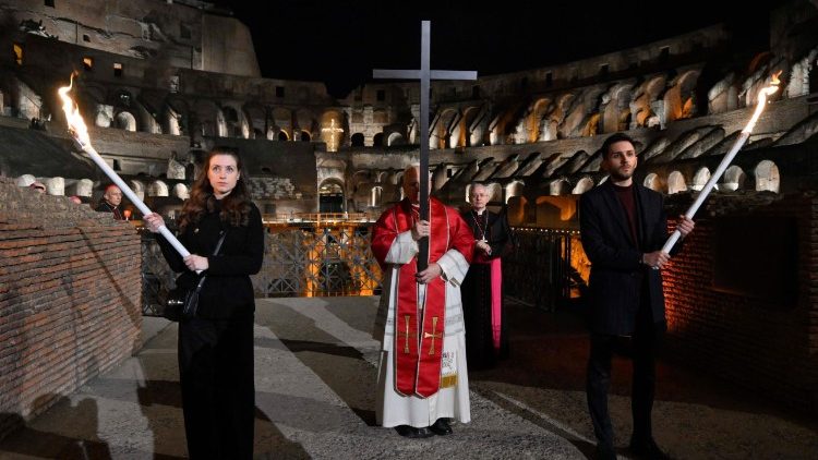 León XIV carga la Cruz en el Coliseo, un gesto que interpela a la humanidad