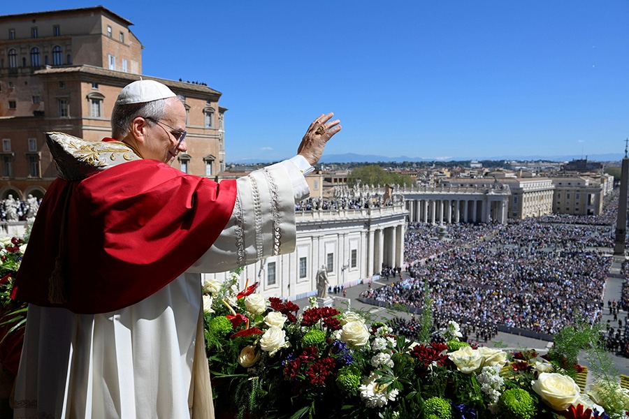 ‘The power with which Christ rose is entirely nonviolent,’ pope says in Easter peace message