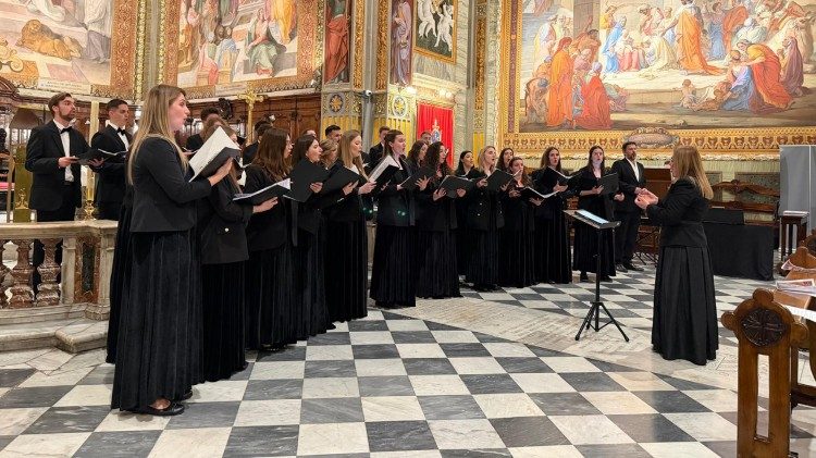 Akademski pjevački zbor Akademije za umjetnost i kulturu iz Osijeka održao koncert u Hrvatskoj crkvi sv. Jeronima u Rimu