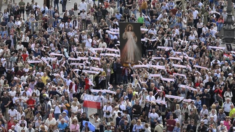 El Papa en el Regina Caeli: “la fe no siempre es fácil, la Eucaristía la sostiene”