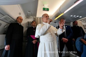 En vol vers l’Angola, Léon XIV revient sur son étape au Cameroun et invite à poursuivre le chemin de paix