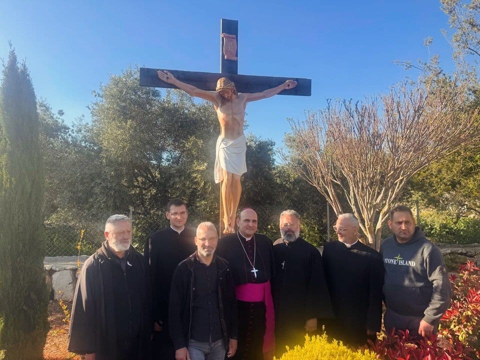 Lebanese Christians rejoice over new Christ statue brought by Italian soldiers