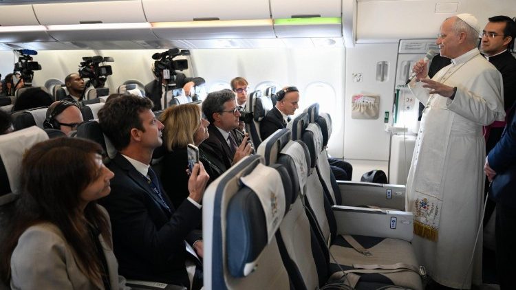 Esto es lo que ha dicho el Papa en entrevista a su regreso a Roma sobre Irán, migración, bendición a homosexuales y la guerra