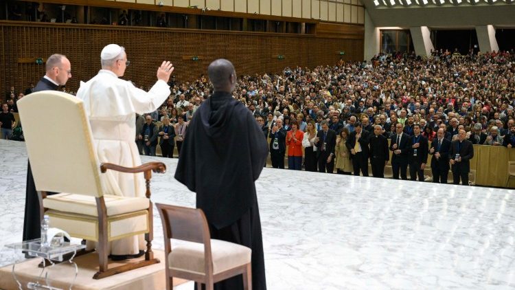 Papa vjeroučiteljima: Vjeronauk pomaže mladima osluškivati nemir srca