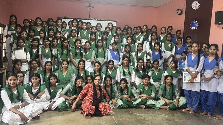 Psicología y Evangelio: en India sor Kakali abre a los jóvenes a la esperanza