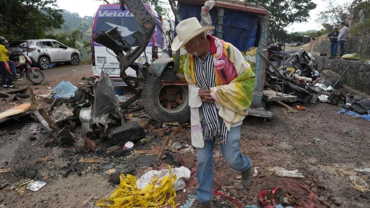 Colombia, 20 muertos en un atentado contra un autobús en el Cauca